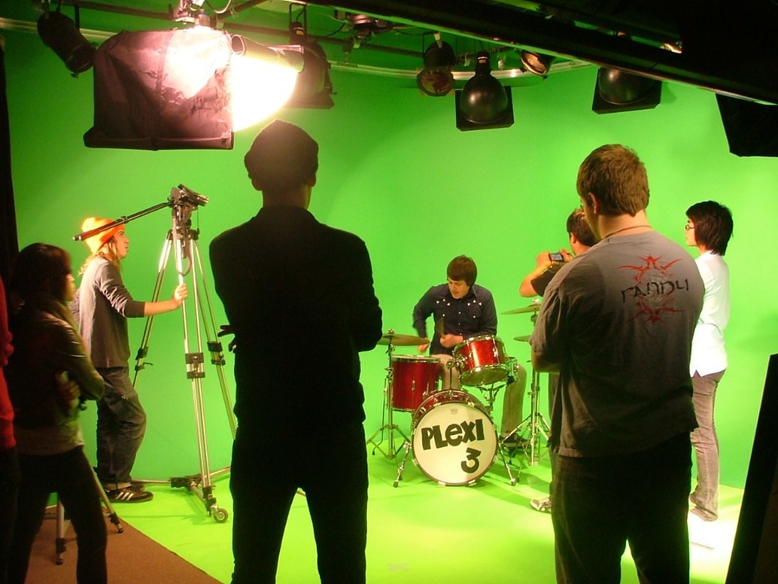 En musikstudio med keyboard och dator där musik skapas för film.
